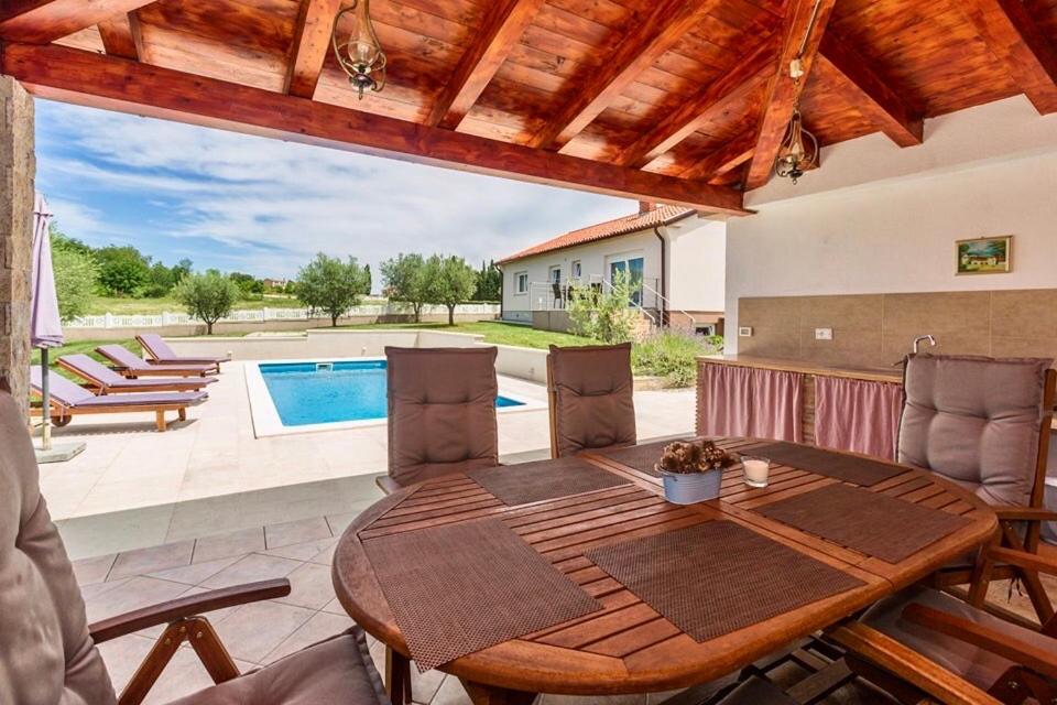 Villa Viktoria Poll&Garden View Kaštelir Dış mekan fotoğraf